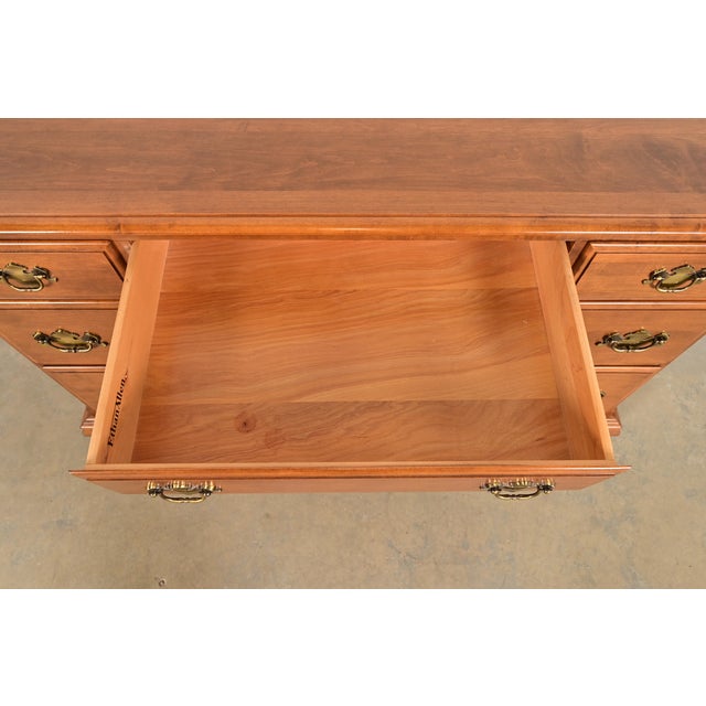 Ethan Allen American Colonial Solid Maple Seven-Drawer Dresser, Circa 1970s For Sale In South Bend - Image 6 of 12
