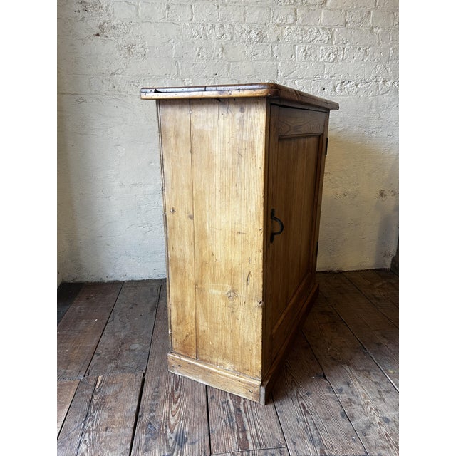 Brown English Pine Farmhouse Cupboard, 1890s For Sale - Image 8 of 10