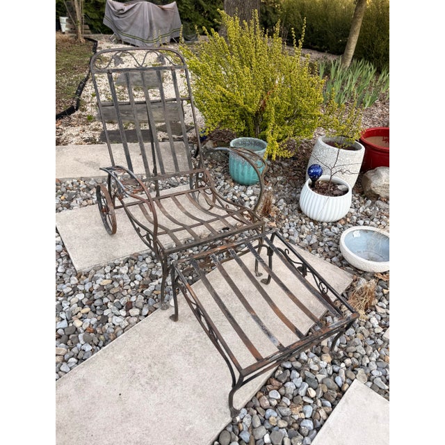 Hollywood Regency 1940s Salterini Mt. Vernon Wrought Iron Wheel Chair Chaise Lounge With Matching Ottoman, 2 Pieces For Sale - Image 3 of 12
