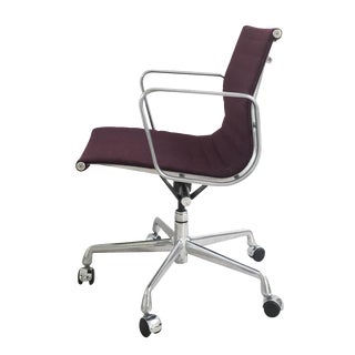 Eames Aluminum Management Chair in Eggplant For Sale
