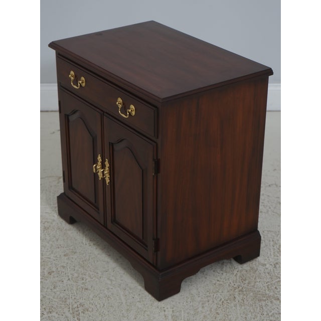 Traditional Pair of Henkel Harris Model 114 Mahogany Georgian Style Nightstands For Sale - Image 3 of 18