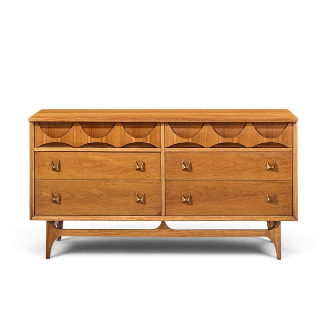 Broyhill Brasilia Mid Century Walnut and Brass 6-Drawer Lowboy Dresser This lowboy measures: 58 wide x 19 deep x 30.75...