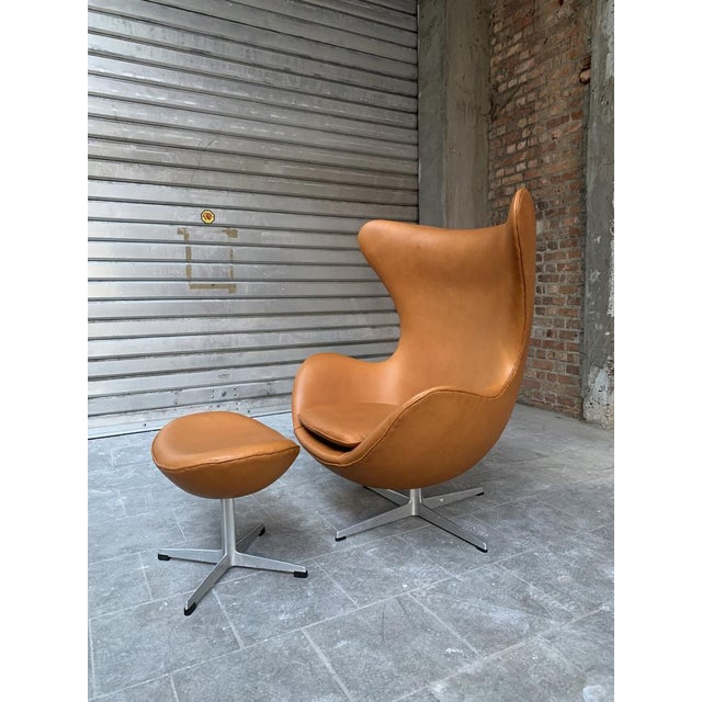 Fritz Hansen Set of Egg Chair and Ottoman by Arne Jacobsen for Fritz Hansen, 1960s For Sale - Image 4 of 18