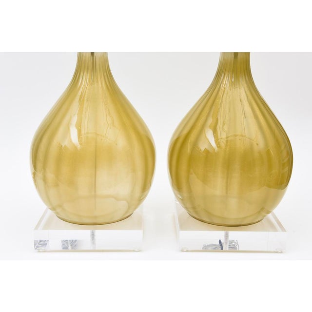 Gold MId Century Modern Murano Glass, Brass and Lucite Bulbous Table Lamps, Restored, 1950's, Italy For Sale - Image 8 of 11