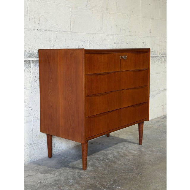 This chest features a clean profile framed by raised top edges. Four drawers provide ample storage within a compact...