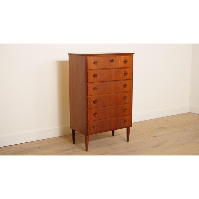 This vintage chest of drawers exudes elegance and style. The six drawers feature distinctive round handles that give the...