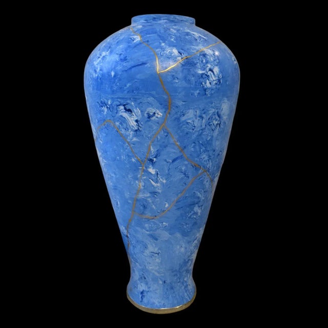 This elegant terracotta jar, with an impressive size of 120 cm in height, takes up one of the most famous forms of vases...