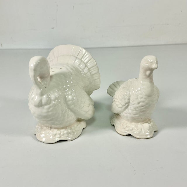 1980s 1980s Vintage Arts & Crafts Americana Ceramic Thanksgiving Turkey Salt & Pepper Shakers - A Pair For Sale - Image 5 of 15