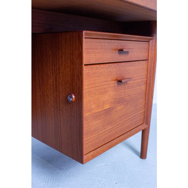 1960s Mid-Century Danish Model 207 Desk in Teak by Arne Vodder for Sibast, 1960s For Sale - Image 5 of 18