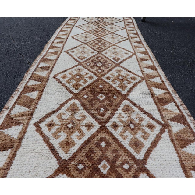 Tribal Vintage Turkish Tulu Runner With Ivory Field and Camel Diamond Pattern 2'8" X 13'6" For Sale - Image 3 of 11