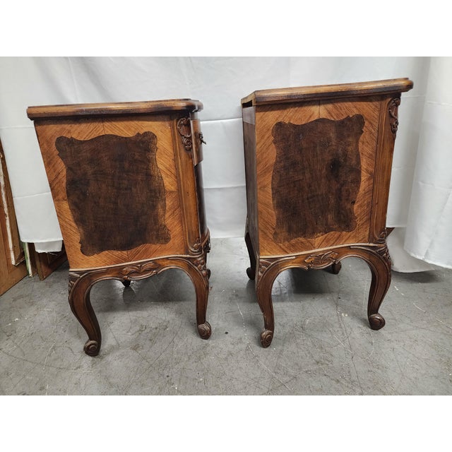French Country 1940s Pair of Beautiful Inlay Rococo Nightstands For Sale - Image 3 of 8