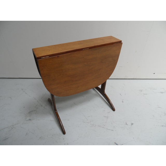 Beautiful quality drop ear table. All original and in great condition! with 1 leaf 43 cm, with 2: 74 cm.