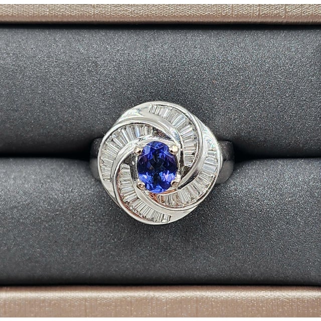 2.25 Ct Tanzanite & Diamond Ring Size 6.75 For Sale - Image 4 of 10