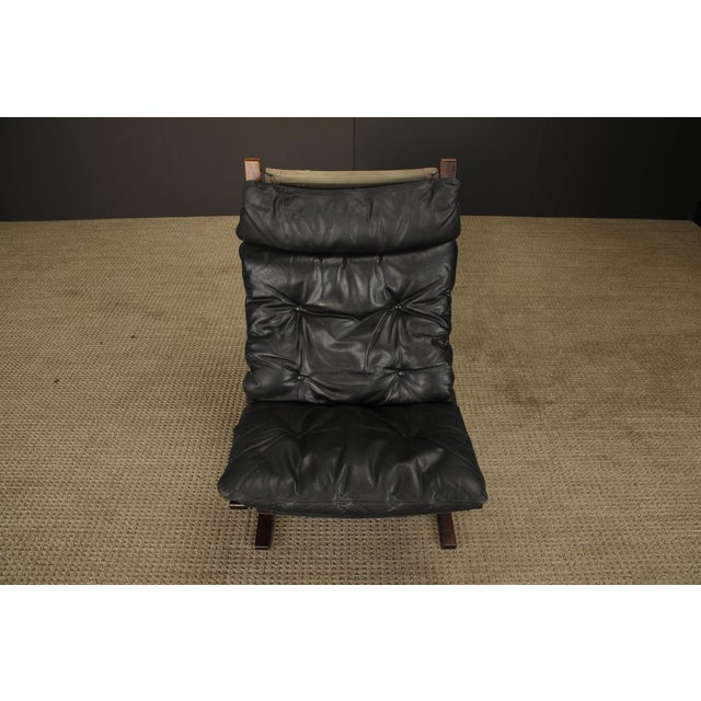 Classic Norwegian modern lounge chair by Westnofa, part of the iconic Siesta series designed by Ingmar Relling. This chair...