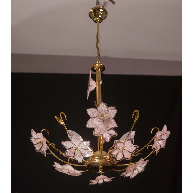 Vintage Murano glass chandelier with pink flowers in murano glass. The chandelier has 3 light points with E14 socket,...