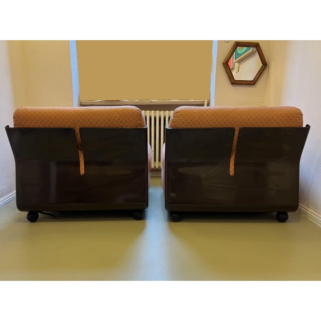 Two Amanta armchairs designed in 1963 by Mario Bellini for C&B Italia (now B&B Italia). The seat shell is brown, and the...