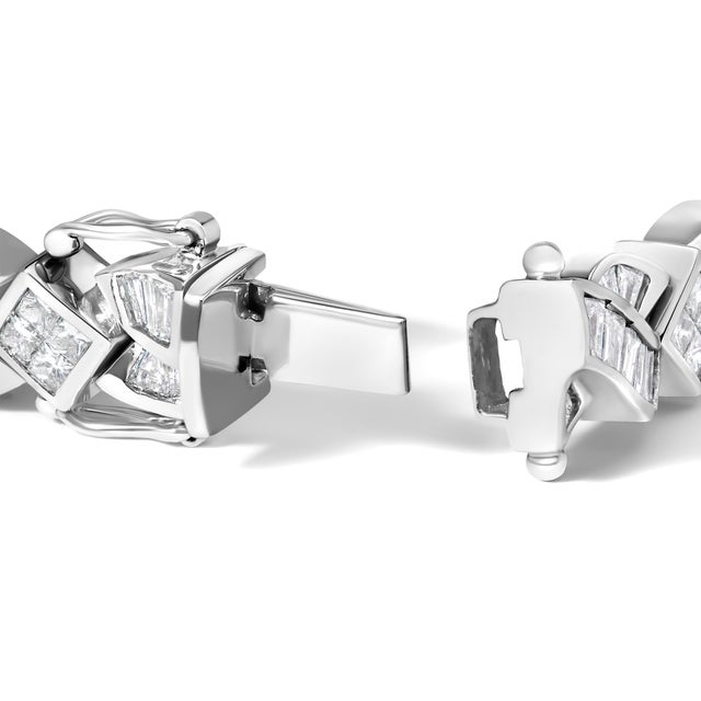 Contemporary 14K White Gold 8 1/5 Cttw Diamond Geometric Twisted Link Bracelet For Sale - Image 3 of 4