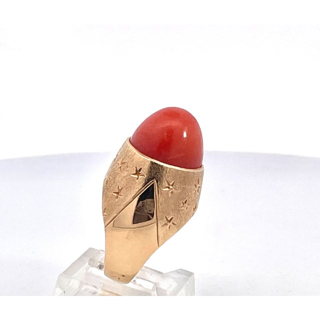 Mid-Century Modern 1940s Yellow Gold Mediterranean Coral Cocktail Ring, Unique Design, Size 6.5 For Sale - Image 3 of 8