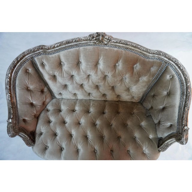 A Pair of 1930s French Carved Silver Gilt Velvet Tufted Settees From Mla For Sale - Image 9 of 18