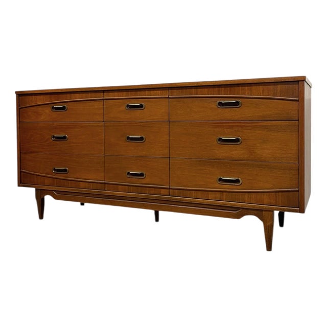 1970s Mid-Century Modern 9-Drawer Dresser by Hooker For Sale