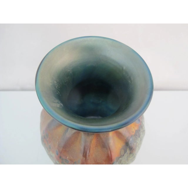 1970s Donald Carlson Iridescent Amber & Green Pebble Art Glass Vase For Sale - Image 5 of 7