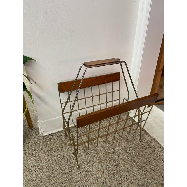 1960s 1960s Mid-Century Modern Brass Toned Wire and Wood Magazine Rack With Sculptural Handle. For Sale - Image 5 of 9