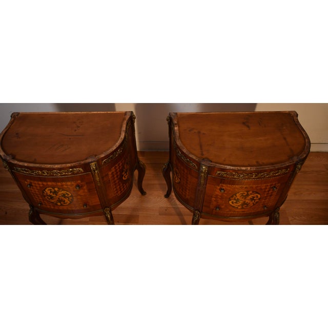 1930s Pair French Louis XV Walnut Satinwood Inlay & Marble Top Nightstands / Small Commodes For Sale - Image 18 of 18