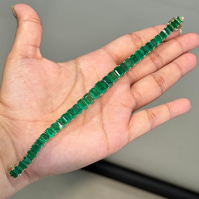 VR Jewels Statement 30.46ct Natural Emerald Vintage Tennis Bracelet in 18k Yellow Gold For Sale - Image 4 of 15