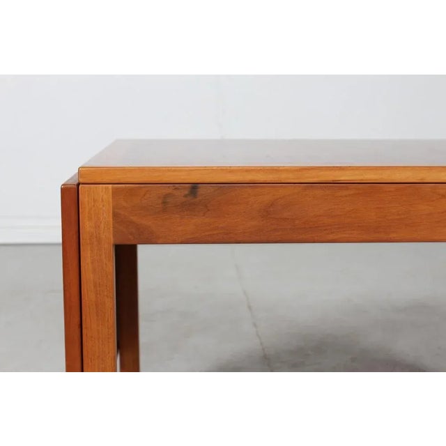 Mid-Century Modern Extendable 5360 Coffee Table in American Walnut with 2 Drop-Down Leaves by Børge Mogensen for Fredericia Stolefabrik, Denmark, 1970s For Sale - Image 3 of 9