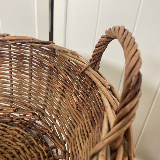 Early 20th Century French-Style Woven Willow Round Gathering Basket For Sale - Image 4 of 12