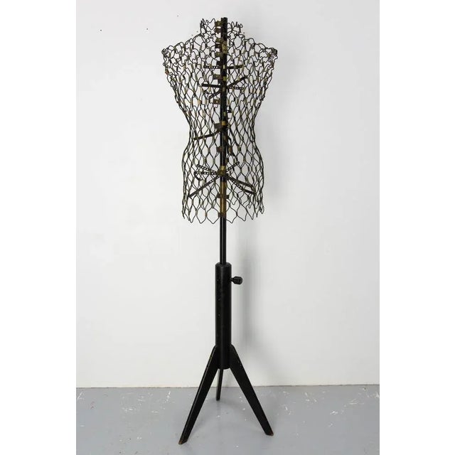 Vintage couture bust from the 50s, by Ideal. Black wooden foot and wrought iron bust. Adjustable in height. Max height:...