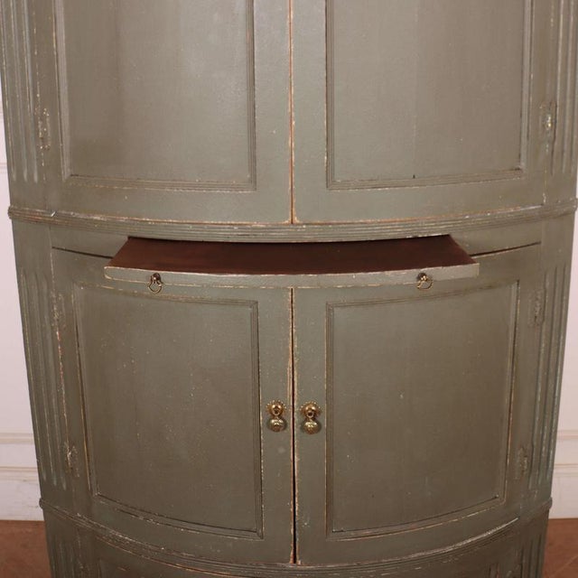 19th Century English Bowfronted Corner Cabinet, 1890s For Sale - Image 5 of 10