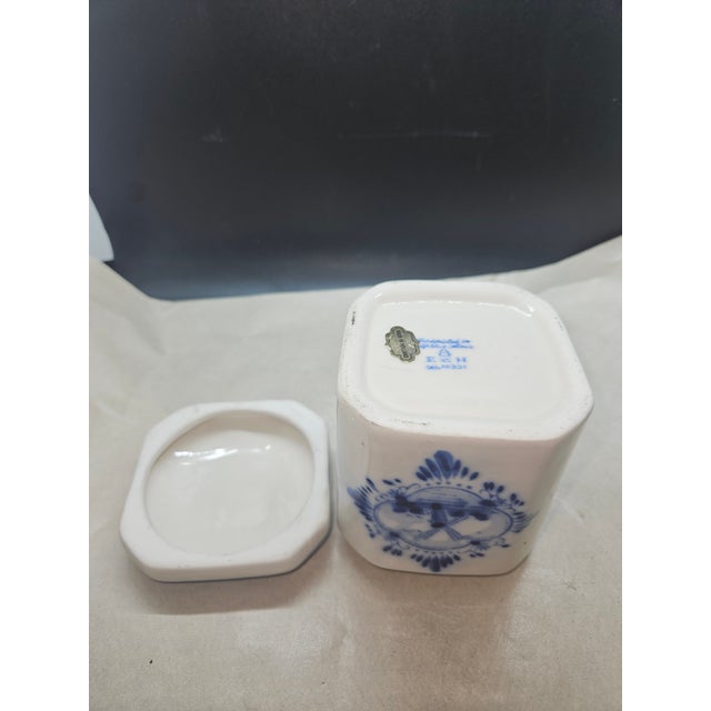 Mid-Century Modern Vintage Delft Blue Lidded Trinket Box For Sale - Image 3 of 3
