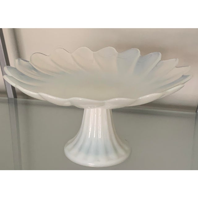 VINTAGE TRANSLUCENT WHITE PETAL SHAPED COOKIE CAKE PLATE STAND. LOOKS LIKE MURANO GLASS BUT IT IS NOT MARKED. PROBABLY...