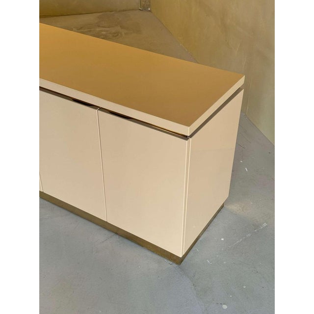 Cream Lacquered and Brass Sideboard by Jean Claude Mahey, 1970s For Sale - Image 11 of 15