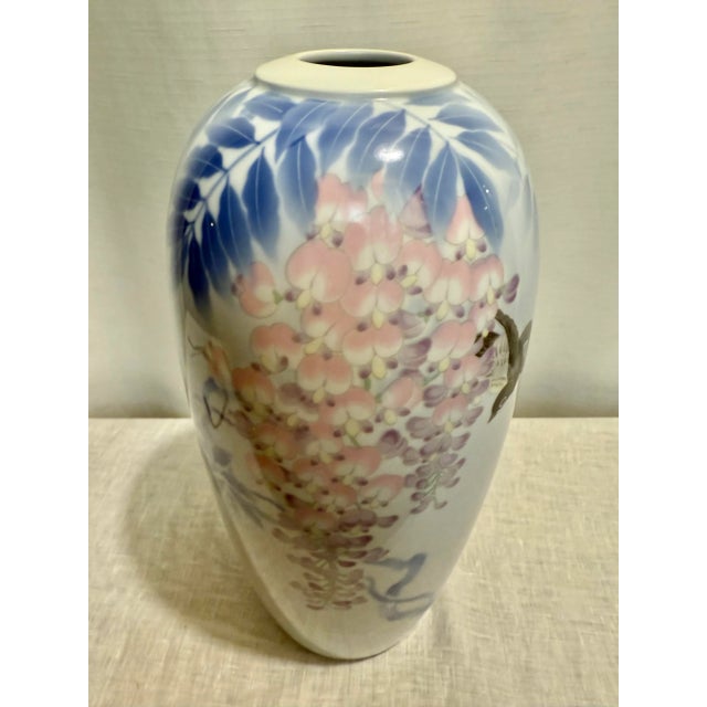 Fukagawa Vintage Chinoiserie Fukagawa Porcelain Vase With Sparrow and Wisteria Decoration For Sale - Image 4 of 10