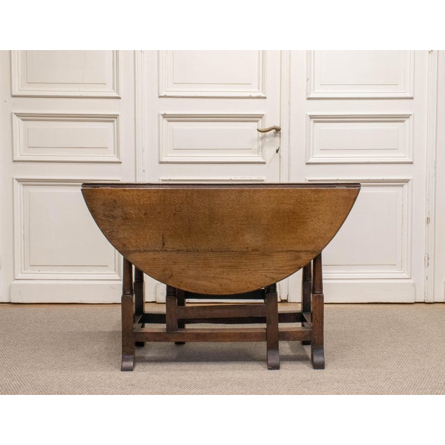 Beautiful english oak drop-leaf table, dating from circa 1880, crafted with traditional wooden peg (mortise-and-tenon)...