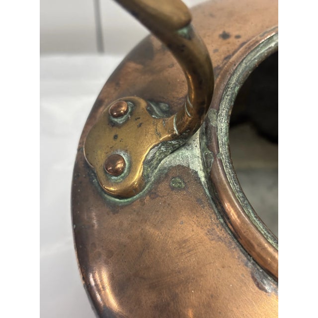 This elegant antique English copper kettle exudes timeless charm and craftsmanship. Featuring a gracefully curved swan...