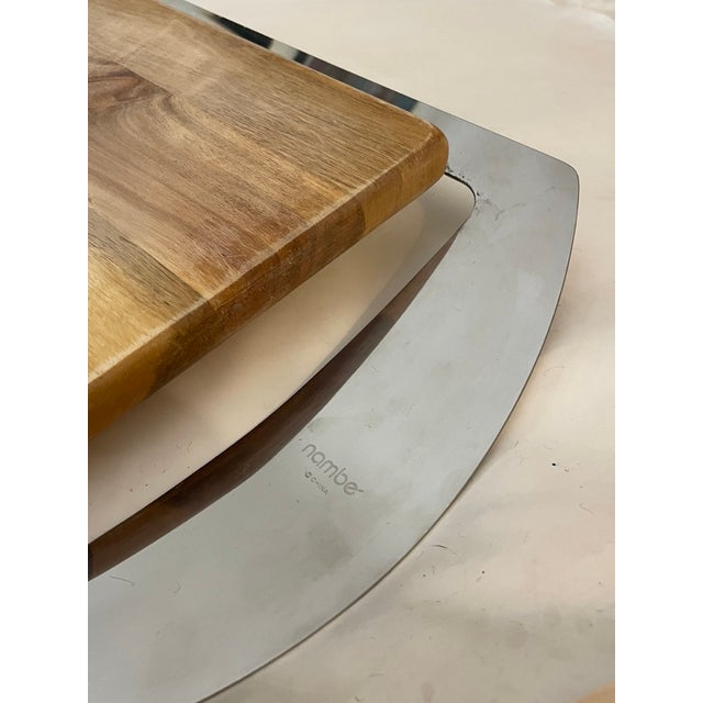 Nambe Nambé Mikko Serving Tray (19") – Acacia Wood and Sculptural Stainless Steel – Steve Cozzolino For Sale - Image 4 of 5