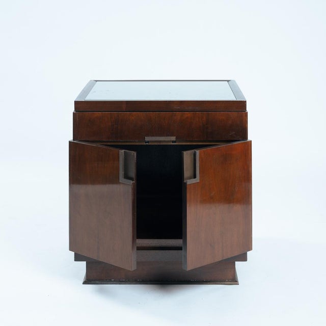 Art Deco Baker Walnut Veneered Nightstands in Copper and Cut Glass Accents, 1950s, Set of 2 For Sale - Image 6 of 18