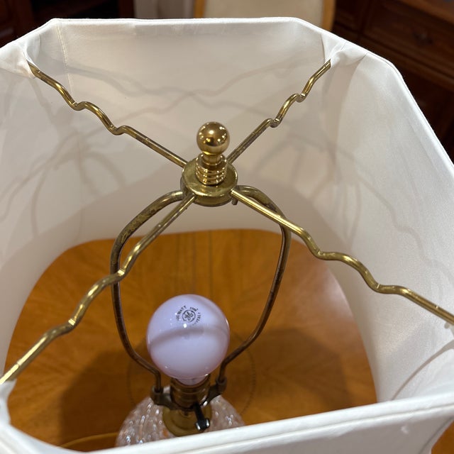 Late 20th Century Late 20th Century Crystal Table Lamp – Diamond Cut Urn Form With Brass Mounts For Sale - Image 5 of 5