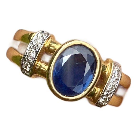 14k Solid Gold Split Shank Oval Cut Blue Sapphire Ring For Sale