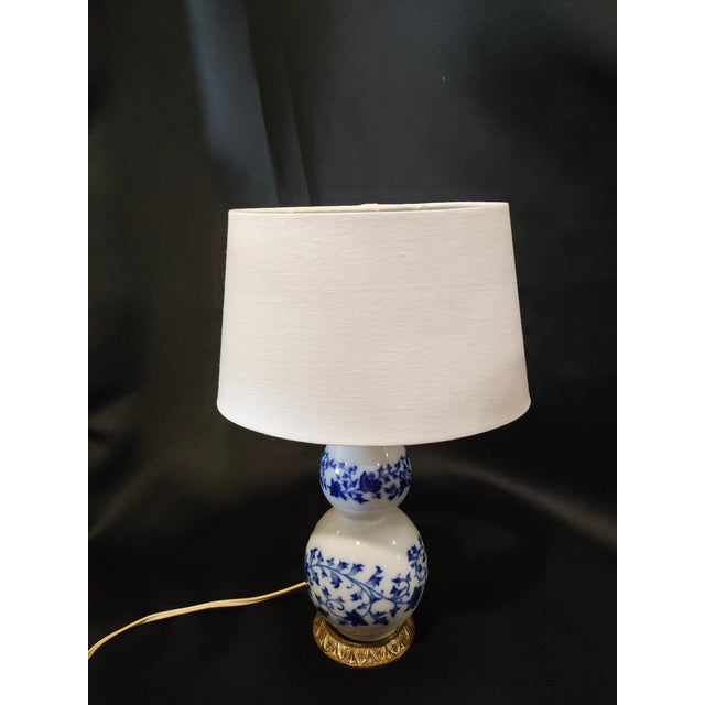 Mid 20th Century Chinoiserie Blue & White Double Gourd Porcelain Lamps on Gilt Lotus Bases - a Pair For Sale In New Orleans - Image 6 of 8