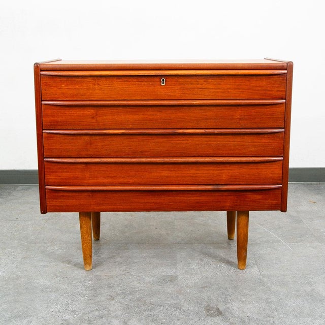 Very high quality and well made Danish chest of drawers in Teak. Comes with 5 drawers, solid wide teak handles and solid...