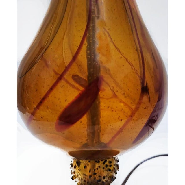 Mid-Century Modern 1960sMid-Century Modern Murano Style Tortoiseshell Art Glass Table Lamp W/Optional Contemporary Shade For Sale - Image 3 of 9