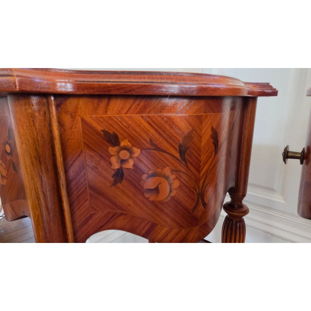 Early 20th Century Vintage French-Style Floral Marquetry Nightstands With Turned Legs — A Pair For Sale - Image 5 of 18