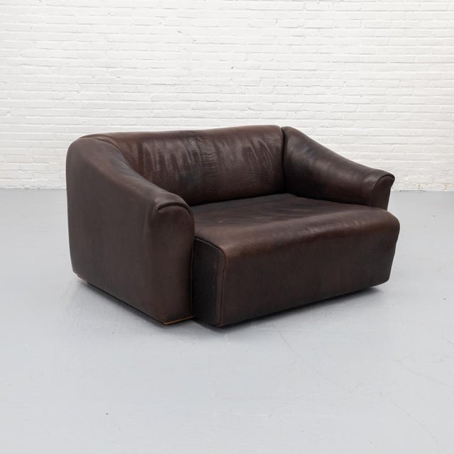 Two-seater sofa model DS-47 by De Sede, produced in Switzerland during the 1970s. Upholstered in heavy dark brown neck...