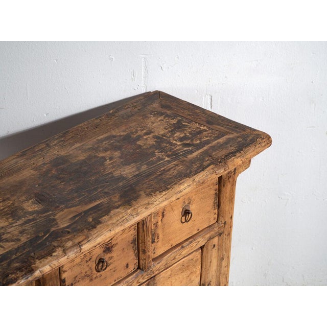 Console table in fir wood, originating from the Chinese province of Shanxi and dating from around 1930. A narrow piece...