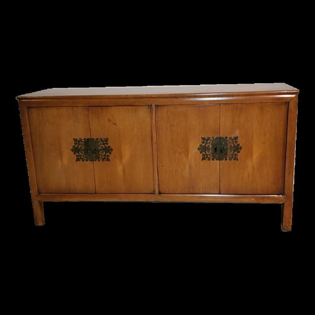 1960s Vintage Mid-Century Maple Buffet Credenza With Ornate Brass Key Knobs For Sale - Image 13 of 13