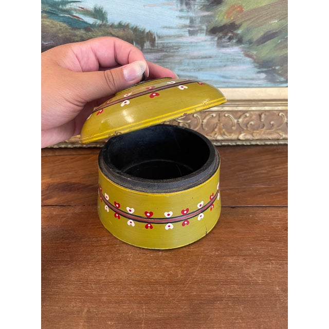 Vintage Hand-Painted Lacquered Wood Lidded Box With Heart Motif. For Sale In Seattle - Image 6 of 9